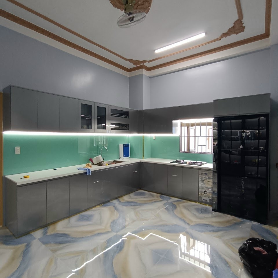 Tủ bếp xám matt — kính ốp xanh bạc hà & đèn LED — Gỗ Minh Hiền